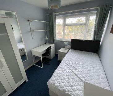 4 bedroom semi-detached house to rent - Photo 4