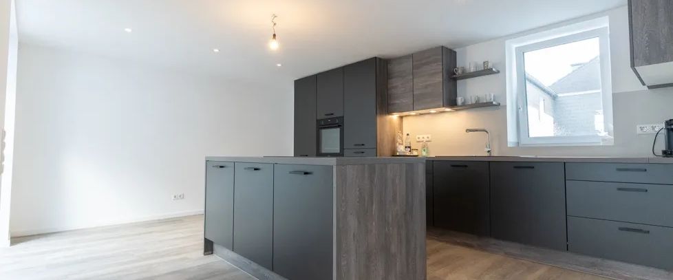 Erstbezug nach Kernsanierung! 3,5-Zimmer-Wohnung mit ca. 132 m², großer Terrasse, Garten und Garage - Photo 1