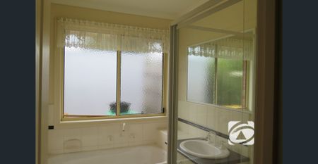 COSY THREE BEDROOM HOME! - Photo 3