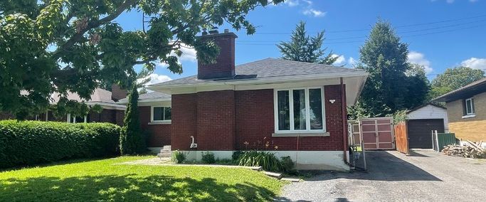 3-bed, 1-bath unit close to downtown, CHEO and Ottawa General Hospital for rent | 2056 Haig Drive, Ottawa - Photo 1