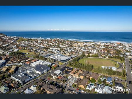 Near new stunning 4-bedroom duplex. - Photo 3