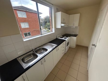 BRIGHT THREE BEDROOM APARTMENT! - Photo 4