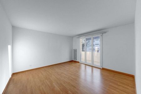 Spacious living with comfort - Photo 3