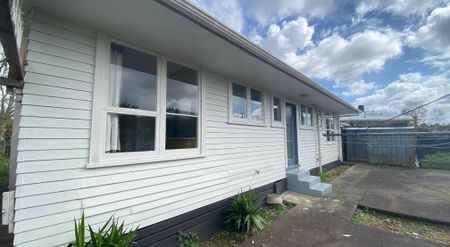 Small 3 bedroom house - Photo 2