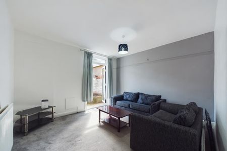 4 bedroom semi-detached house to rent - Photo 3