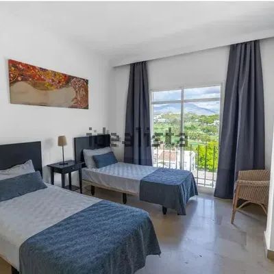 Alquiler de dúplex en Urb. Aloha Garden S/n, Bloque 172, Bajo, Puerta Unica s/n - Photo 1