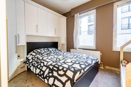 Gelijkvloerse verdieping met één slaapkamer in Saint-josse-ten-noode - Photo 4