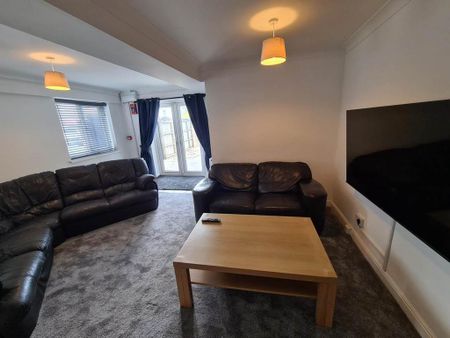 6 bedroom detached house to rent - Photo 3