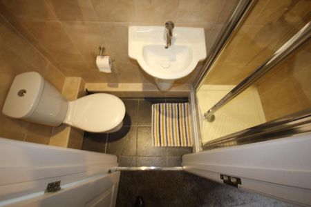 1 bedroom in a house share to rent - Photo 5