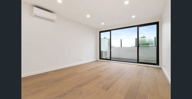 Bright & Spacious Two Bedroom Apartment - Photo 1