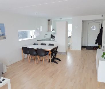 Rummelig lejlighed med terrasse i moderne ejendom - Photo 3