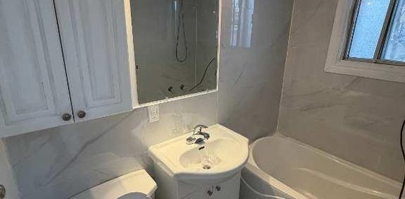 Beau 4½ à louer A 2 minutes à pied du métro + terminus Cartier - Photo 2