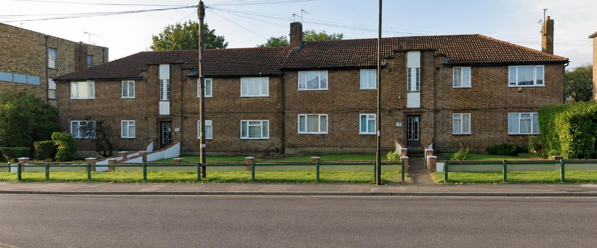 Hoe Lane, Enfield EN3, London - Photo 1