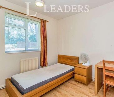 Pirbright House, Kingsnympton, KT2 - Photo 6