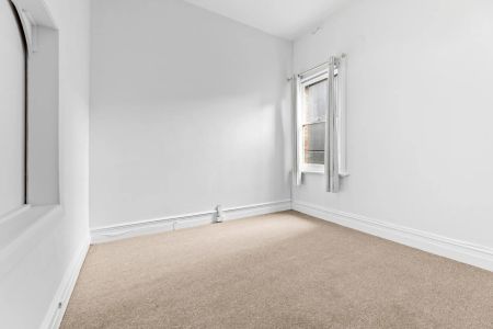 Stylish Light-Filled Apartment in Prime Lifestyle Location - Photo 3