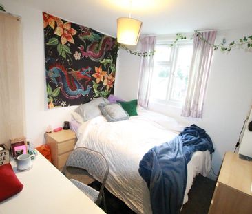 6 Bed Terraced House, Grange Avenue, RG6 - Photo 4