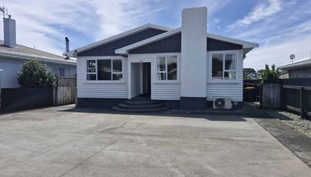 Location, double glazed and includes internet - Photo 2