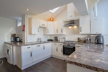 Contemporary 5 bed property on Coburn Street - Photo 2