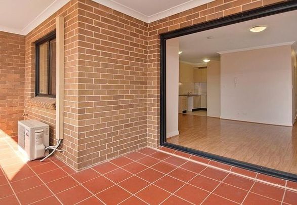 Convenient and Comfortable Unit in Prime Location - Short Walk To Station - Photo 1