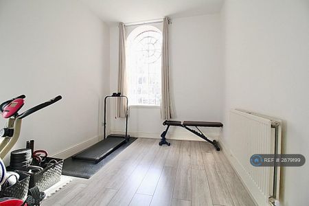 3 bedroom flat to rent - Photo 4