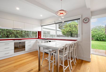 For Lease – Charming Beachside Cottage with Home Office Potential - Photo 3