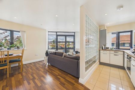 2 bedroom Flat in Bonham Court, Winnersh - Photo 2