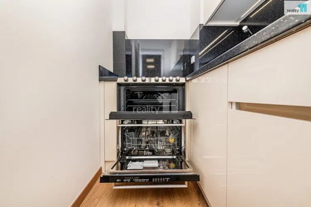 Světlý nebytový prostor 48 m se zázemím pro bydlení – Praha 10, Vršovice - Photo 1
