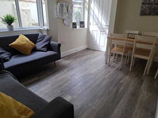 1 bedroom in a house share to rent - Photo 1