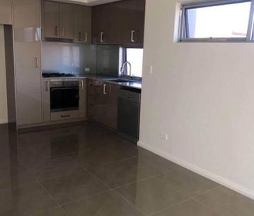 Beautiful modern 2 bedroom, 2 bathroom apartment in gated complex -... - Photo 5