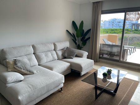 Middle Floor Apartment in Estepona - Photo 4