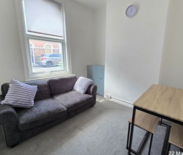 Room 2, 11 Victoria Street, Scarborough - Photo 1
