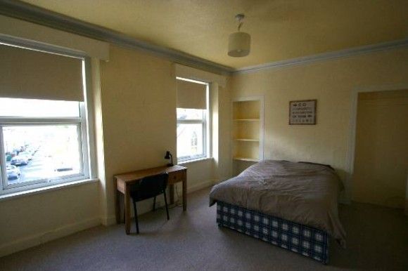 Spacious, just refurbished student house, new carpets, new furniture, - Photo 1