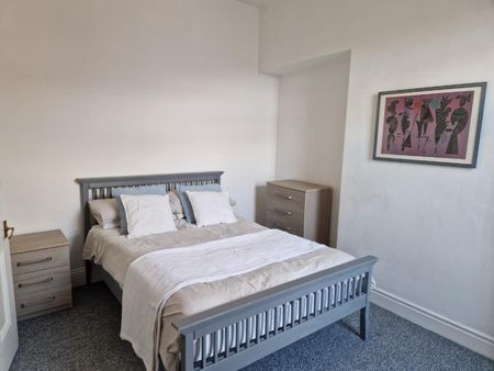 4 bedroom House To Let - Photo 5