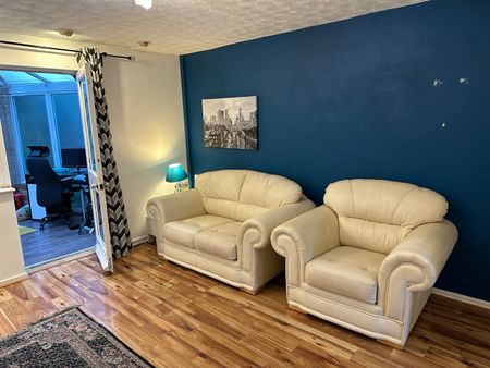 3 Bed Terraced House, Hoskins Close, M12 - Photo 3