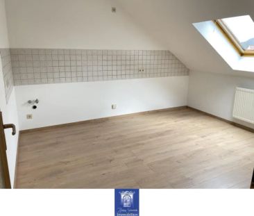 Hübsche Wohnung mit großer Küche und Tageslichtbad mit Wanne unterm Dach! - Photo 2