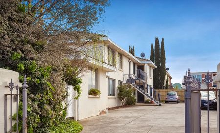 Sylish, Spacious and Perfectly Positioned - Photo 3