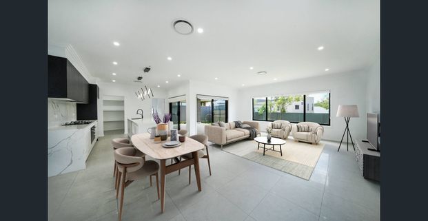 EXECUTIVE FAMILY HOME WITH MULTIPLE LIVING AREAS !!! - Photo 1