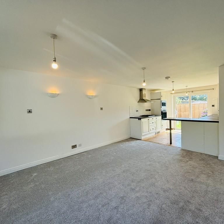 3 bedroom semi-detached bungalow to rent - Photo 1