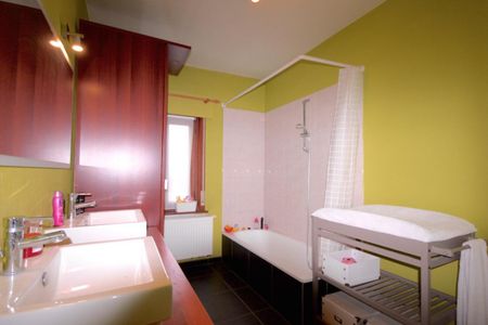 Instapklare, half-open woning met 3 slpk, bijgebouw en oprit voor 985 EUR/mnd - Photo 5