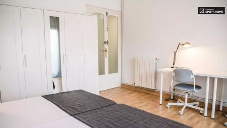 Room in a shared 6-bedroom apartment for rent in Russafa, perfect for professionals and students - Photo 2
