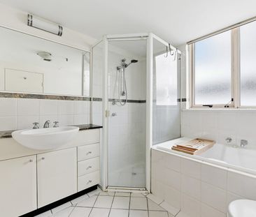 Spacious two bedroom apartment with water views in prime Woolloomooloo location - Photo 2