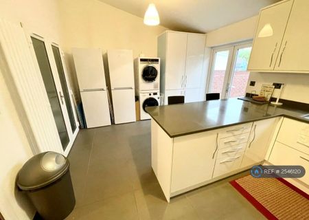 1 bedroom in a house share to rent - Photo 5