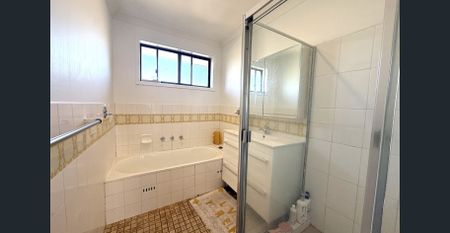 SPACIOUS FOUR BEDROOM TOWNHOUSE - Photo 3