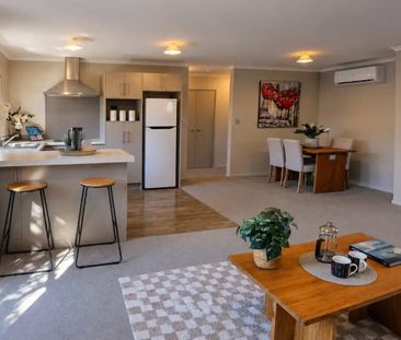 Modern 2-bedroom Unit With Private Courtyard & 2 Car Parks! - Photo 2