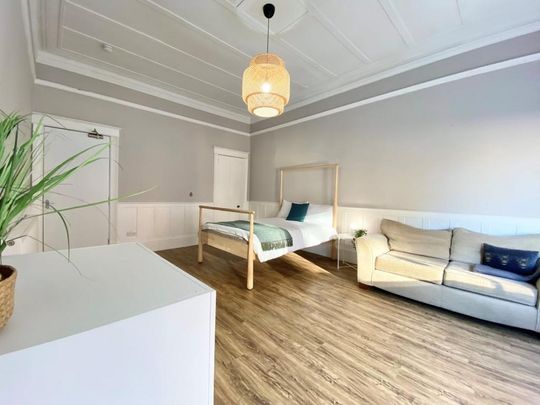 4 bedroom flat to rent - Photo 1