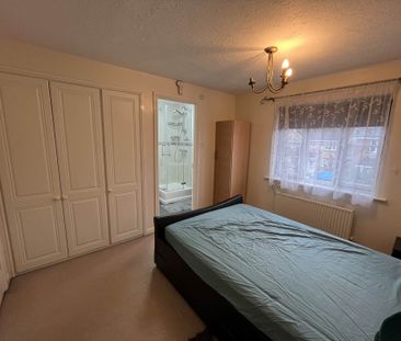 Searles Drive, London - Photo 2