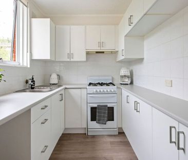 Spacious and sunny apartment with north-facing balcony - Photo 3