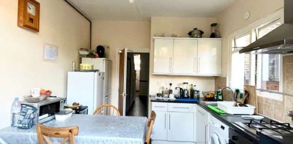 Chasefield Road Room 5 - Photo 2