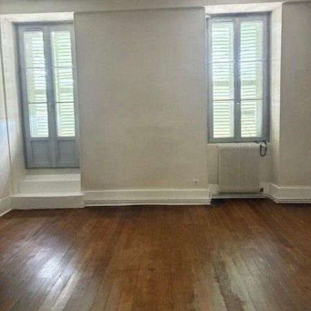 A LOUER Un Appartement meublé de type F3 de 67 m² situé au 1er étage sans ascenseur rue Mathé à... - Photo 1