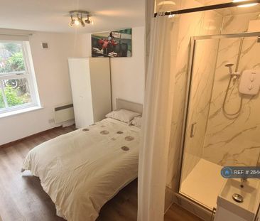 1 bedroom in a flat share to rent - Photo 4
